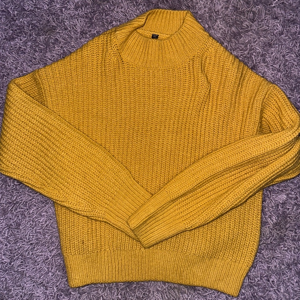 Uniqlo Chunky Mustard Yellow Knit Sweater – Cozy & Stylish!